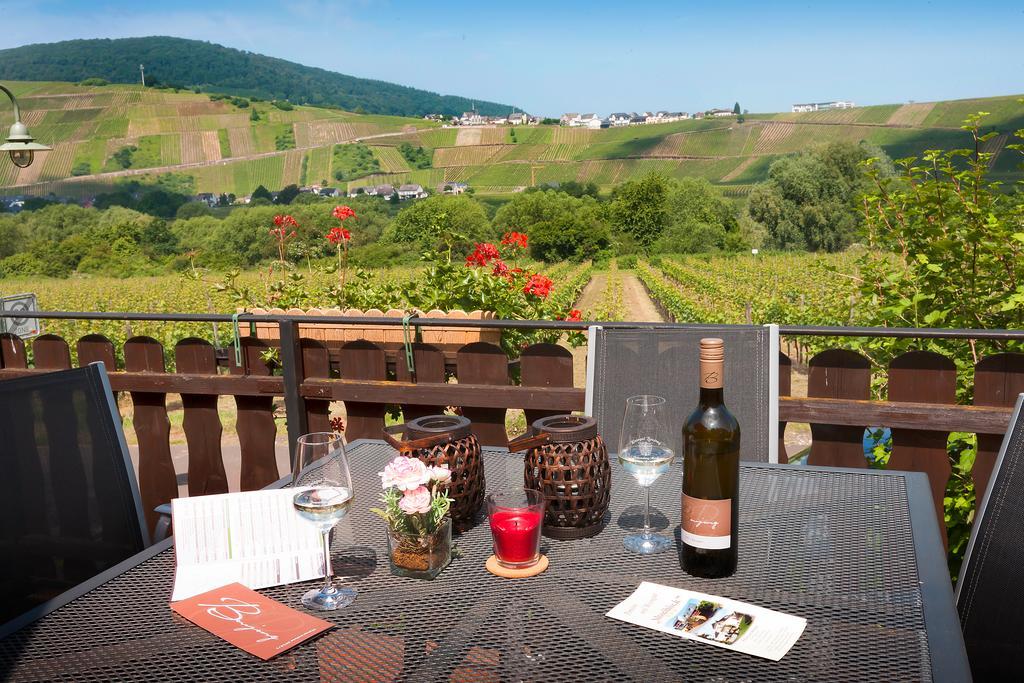 Pension Und Weingut Moselblick Brauneberg Exterior foto